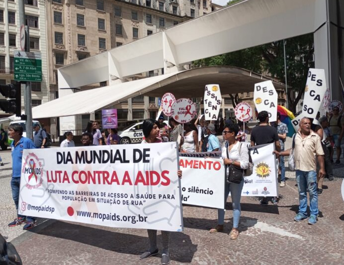 Mopaids foi às ruas em um ato pelo direito à saúde da população em situação de rua, considerada mais vulnerável à infecção pelo HIV. | Foto: Agência Aids