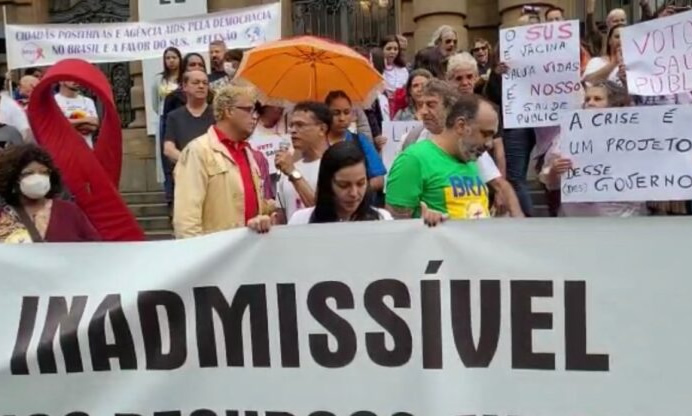 Manifestação contra cortes nos recursos para políticas de aids e saúde