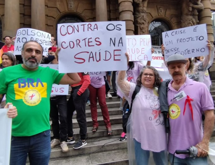 Manifestação contra cortes nos recursos para políticas de aids e saúde