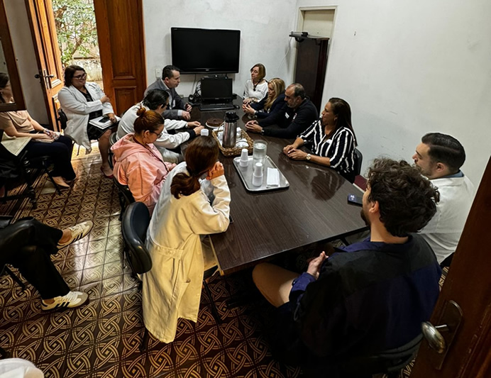 Reunião entre parlamentares, profissionais e ativistas para buscar soluções para o Hospital Emílio Ribas